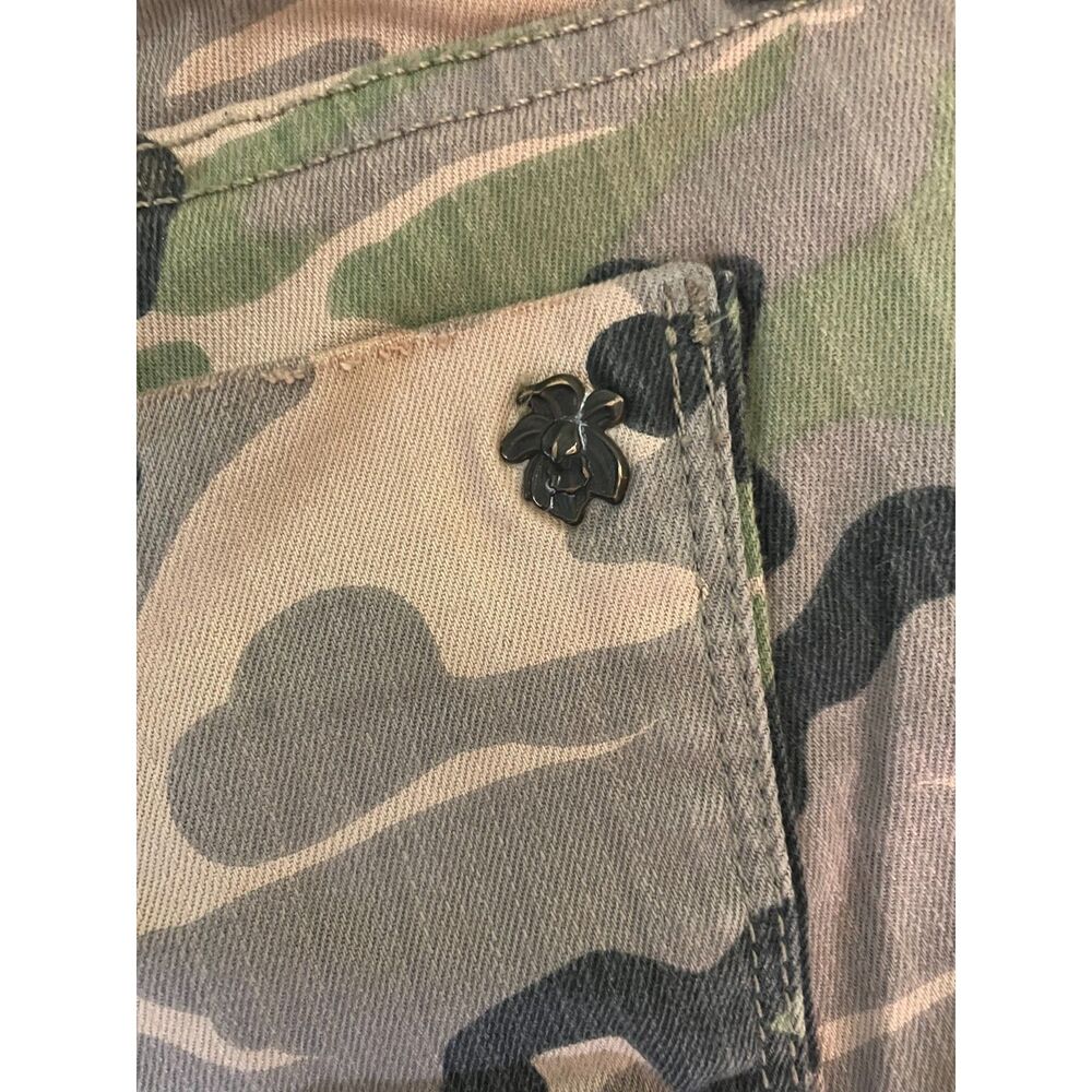 Black Orchid Los Angeles low rise camo distressed cut off shorts - Picture 3 of 13
